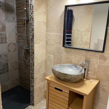 Au Calme Proche Centre شقة